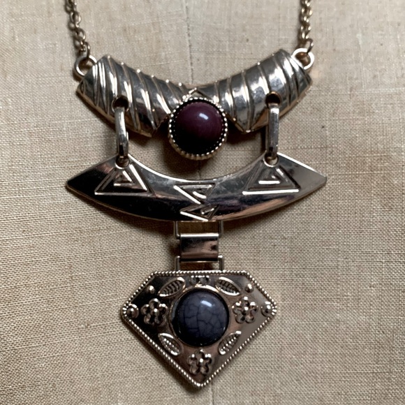 LONG GOLD TONE METAL STATEMENT NECKLACE WITH MOLDED PLASTIC JEWELS - Picture 4 of 6